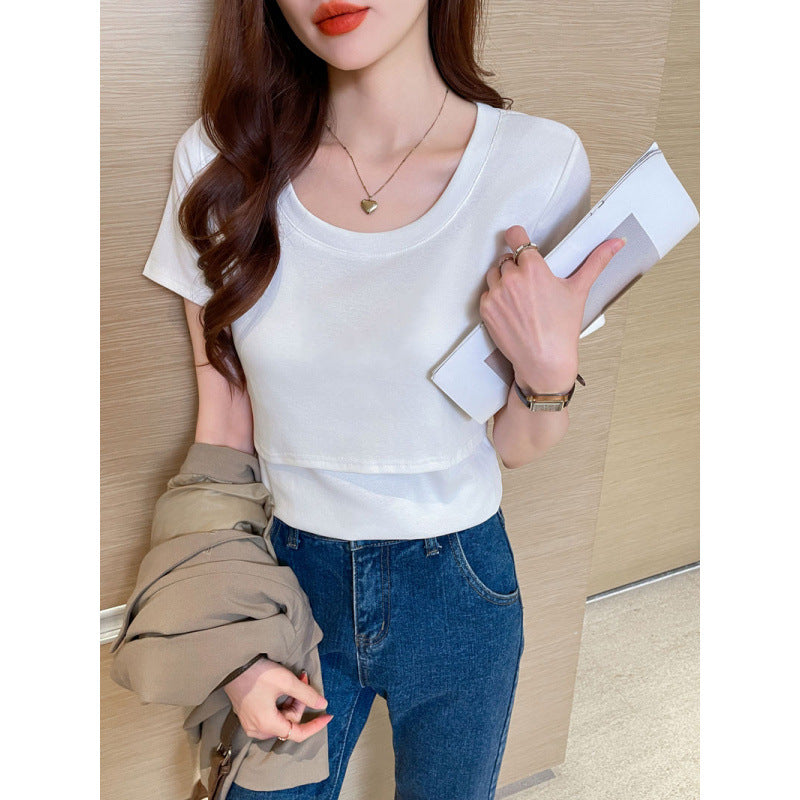 A real photo of a short-sleeved pure cotton T-shirt for feeding. It is a versatile U-neck top for slimming and feeding during the postpartum confinement period