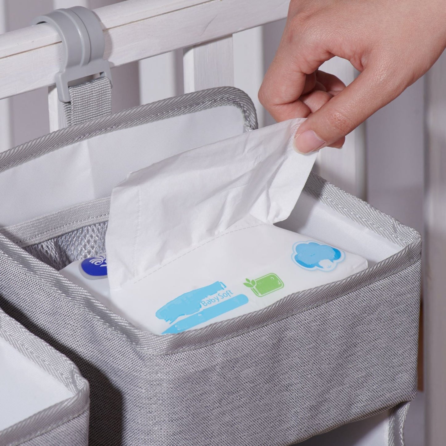 3-in-1 Crib OrganizerInternal and external compartments that facilitate the organization of diapers, bottles, clothes and accessories, keeping each item in its place and easily accessible.