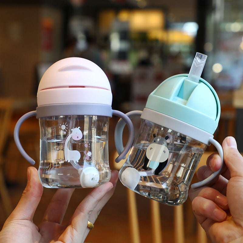 Baby Straw Cup  Fácil de sostener: asas ergonómicas diseñadas para manos pequeñas que fomentan la independencia.