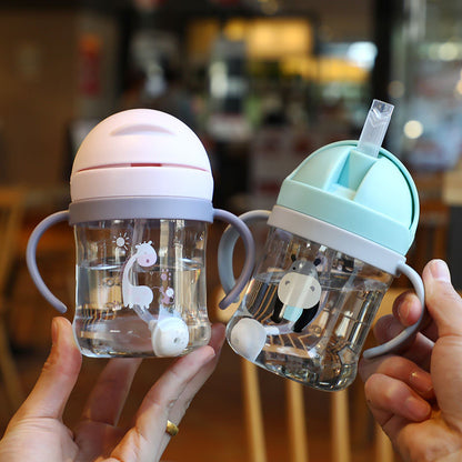 Baby Straw Cup  Fácil de sostener: asas ergonómicas diseñadas para manos pequeñas que fomentan la independencia.