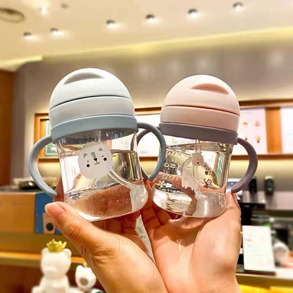 Baby Straw CupFácil de limpiar y seguro: piezas desmontables, aptas para lavavajillas y materiales libres de químicos dañinos.